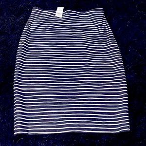 This is a Loft pencil skirt. It is elastic. Never been worn!! Sz. XXS